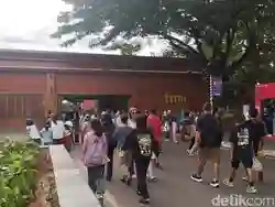 Antusias Warga dalam Menyaksikan 'Tirta Cerita' di Taman Mini